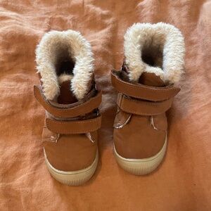 Fleece lined Velcro boots